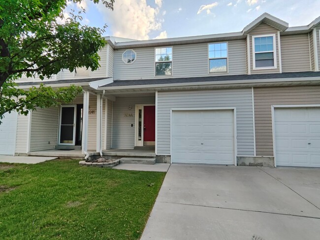 Building Photo - Spectacular 3-Bedroom Draper Townhouse with Garage