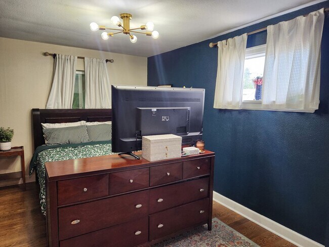 Building Photo - Victorian Style Home Rent Ready!!
