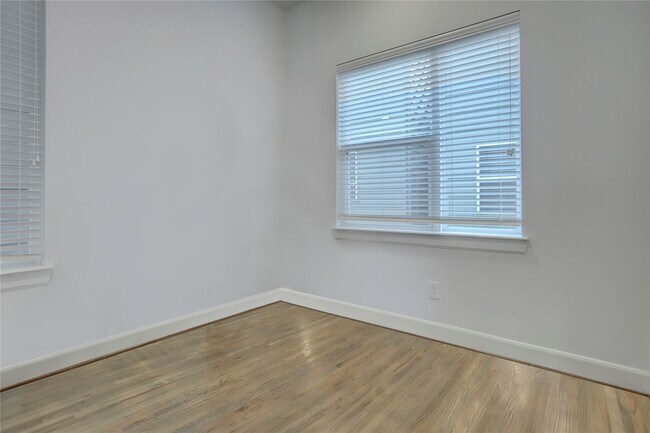 Building Photo - 954 W 18th St