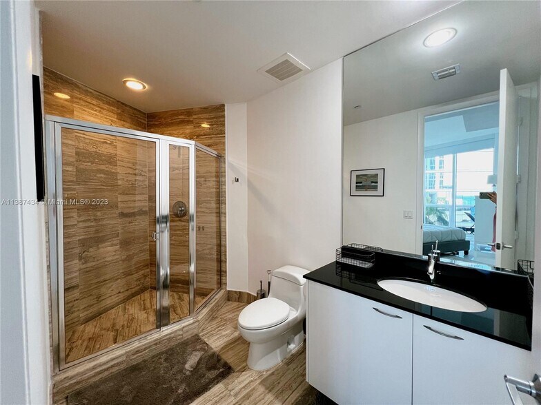 Building Photo - 15811 Collins Ave