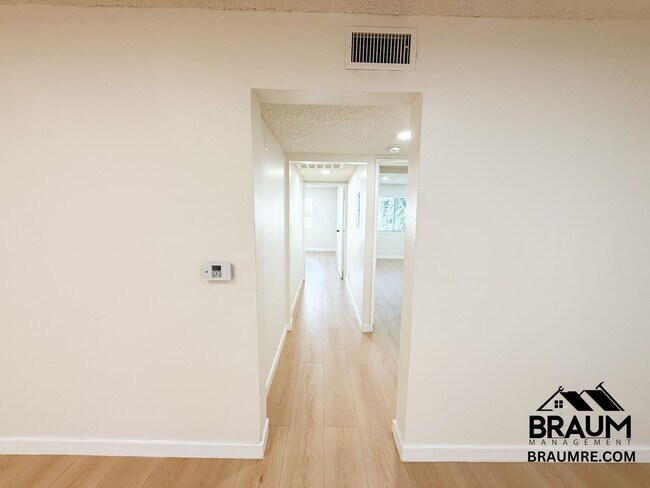 Building Photo - 221 W Elm Ave
