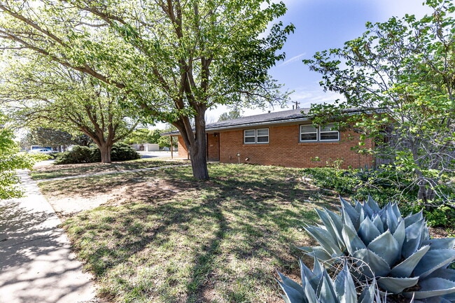 Building Photo - Newly remodeled 3/2/2 in north Lubbock!  M...
