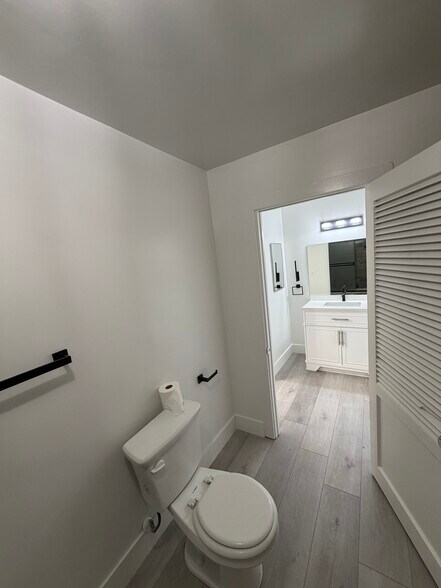 Separated Bath/Vanity rooms - 315 24th St