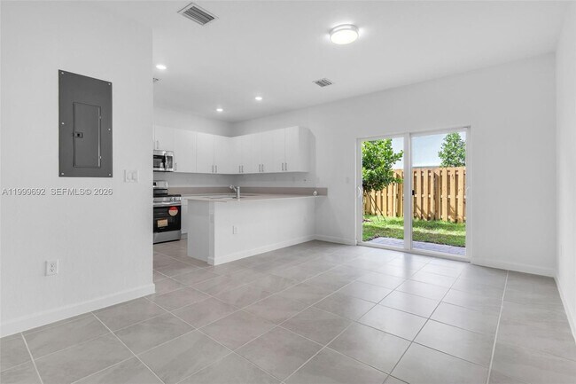 Building Photo - 2661 SE 28th St