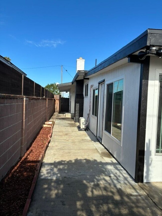 Building Photo - 5 Bedroom 4 Bath House in Garden Grove