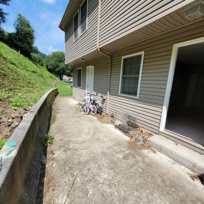 Building Photo - 225 Little Creek Rd
