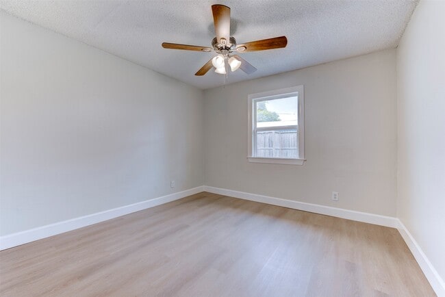 Building Photo - 2127 Maximilian St