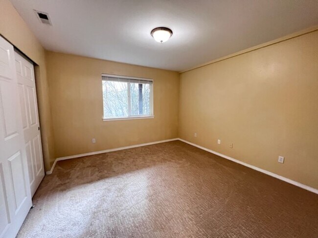 Building Photo - Elegant home in UP with primary bedroom suite on main level