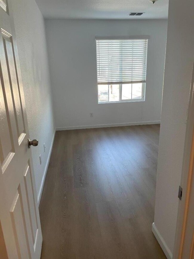 Building Photo - 668 Town Square