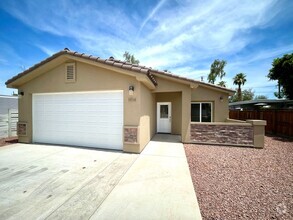 Building Photo - Stunning 3 Bedroom Home Near Colorado Rive...