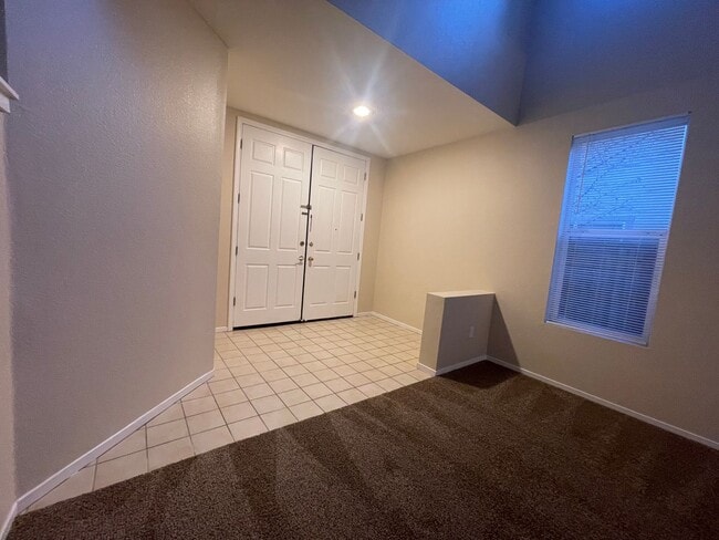 Building Photo - Wonderful Home Close to Shopping and Public Transportation.