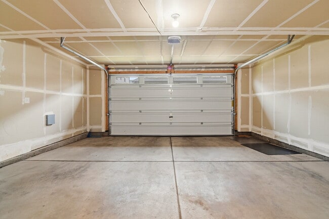 Building Photo - $2,645.95, 3 bed, 2.5 bath end unit located in Aurora with a washer and dryer.