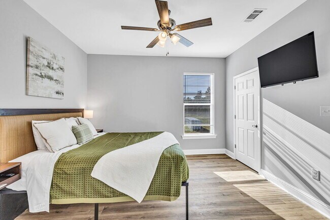 Building Photo - Snow Birds & TDY! Fully furnished 2 bed condo!