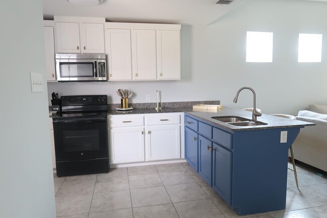 Building Photo - 515 Graneros Ave