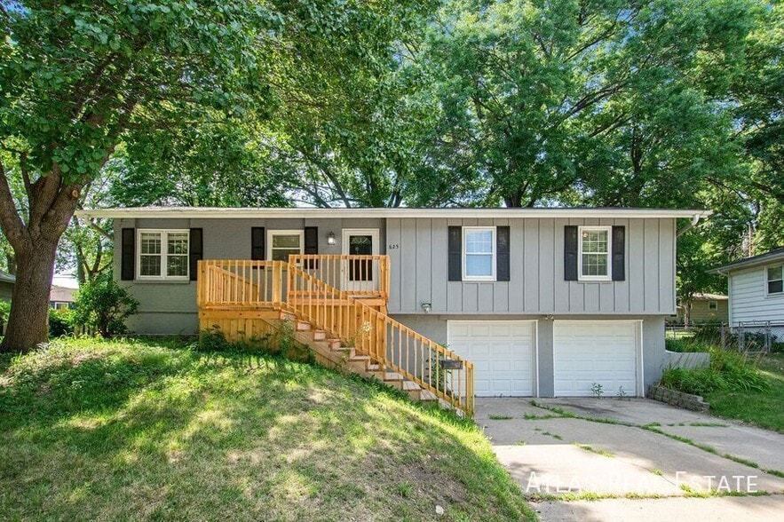 Primary Photo - 625 NW Kay Dr