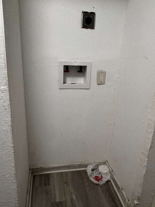 Building Photo - Charming 2BR Duplex in La Porte