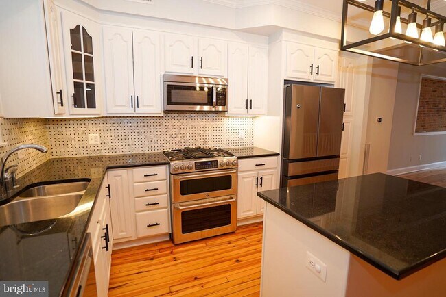 Building Photo - 713 S Linwood Ave