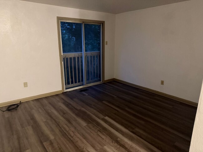 Building Photo - 335 Dersam St