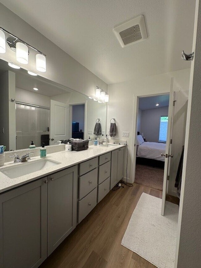 Building Photo - MOVE IN SPECIAL - Beautiful Newer 3 Bedroom / 2 Bath Home in NE Madras - PENDING APPLICATION