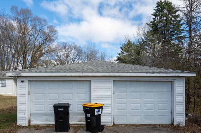 Building Photo - 3244 Marion Rd SE