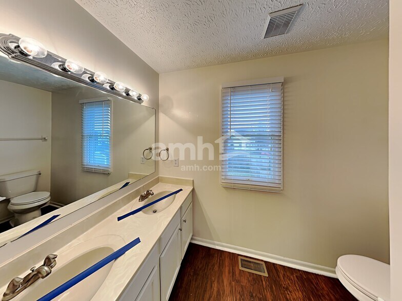 Building Photo - 5881 O'Reily Dr