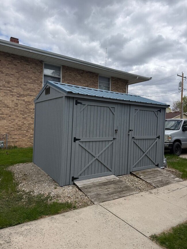 Building Photo - Midpark Duplex