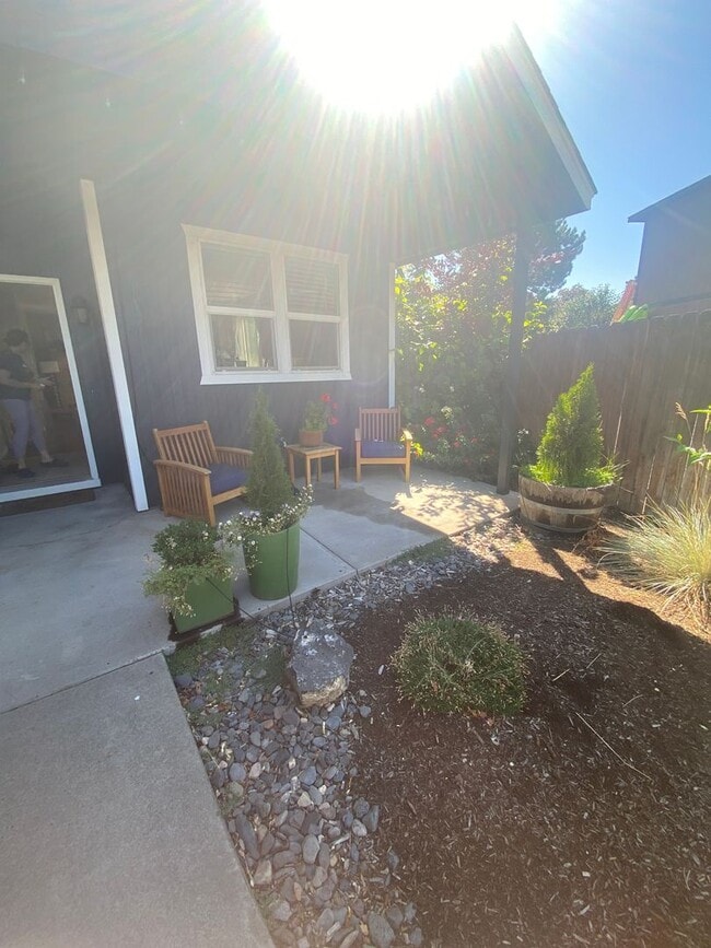 Building Photo - Single level home located in Redmond!  RV ...