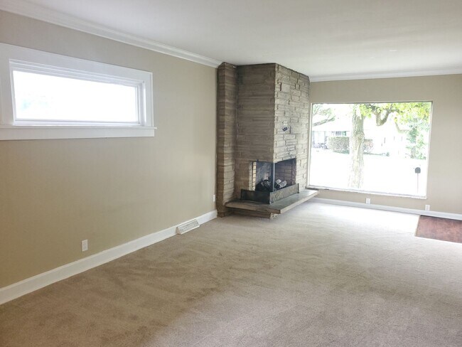 Building Photo - Three Bedroom Two Bathroom Three Fireplaces