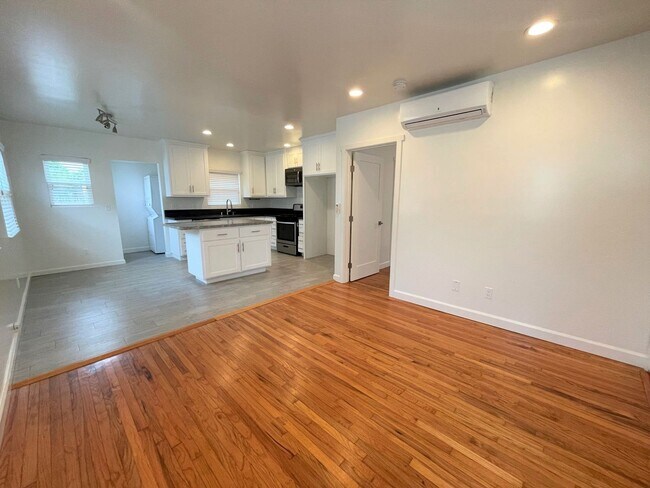 Building Photo - Remodeled Midtown Apartment w/Air Conditio...