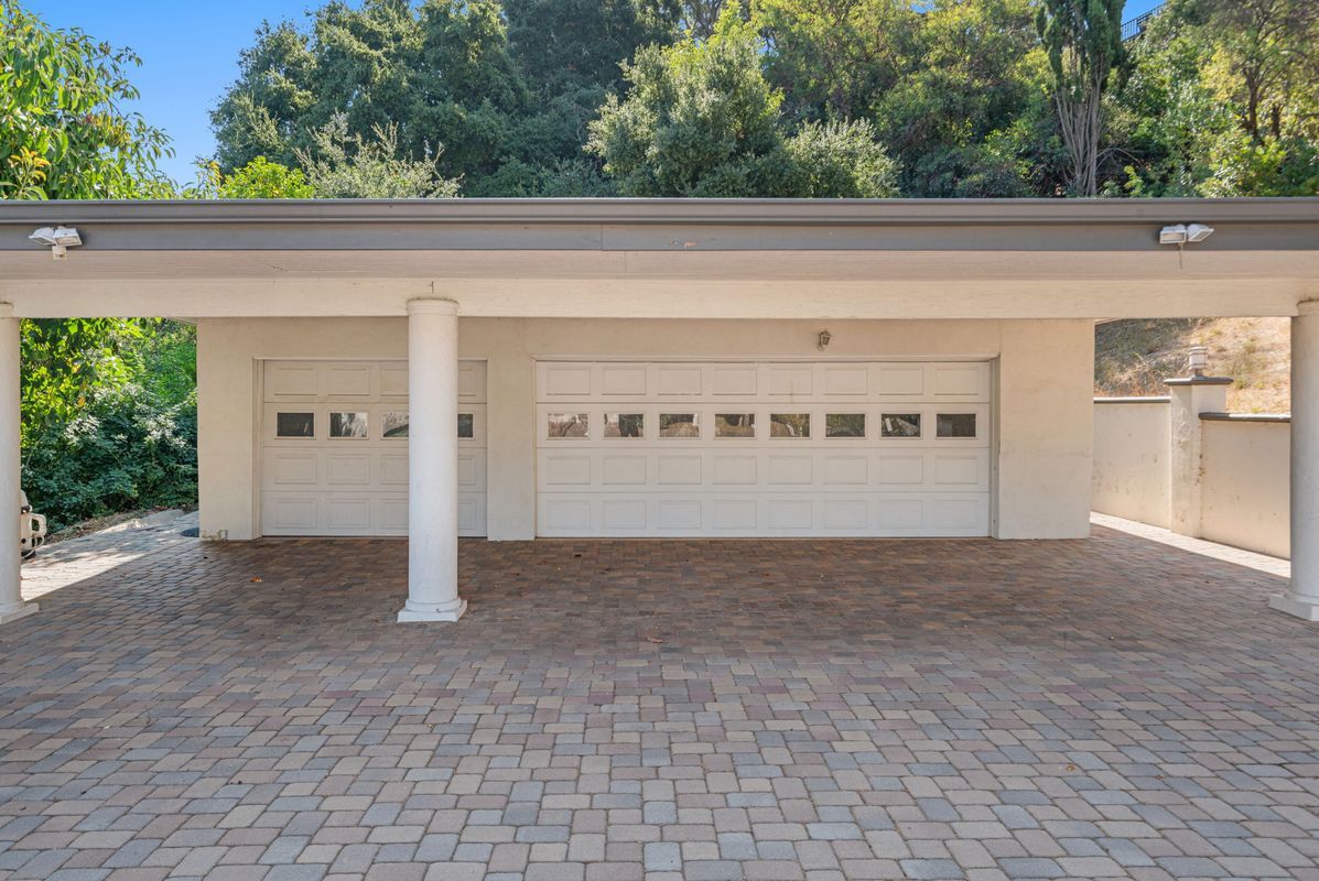 Building Photo - 3200 Oakley Dr