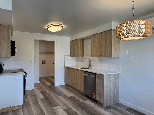 Building Photo - 903 Sunny Ln