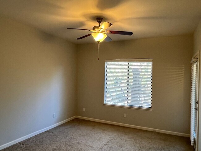 Building Photo - Beautiful 2-bedroom, 2 bath Condo in Gated...