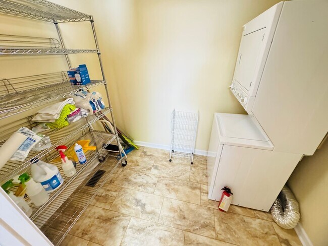 Building Photo - 3-BED, 2-BATH SINGLE FAMILY HOME WALKING DISTANCE TO CUMBERLAND!