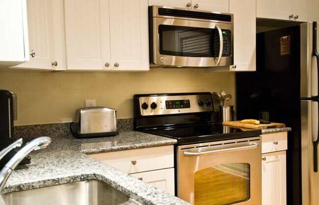 Building Photo - 3 Bedroom Townhouse Style Apartments END U...