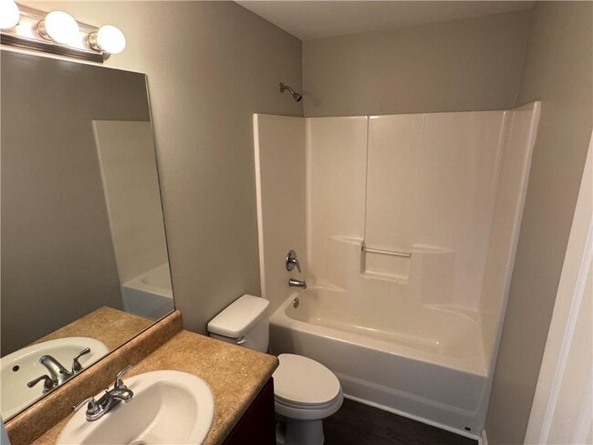 Building Photo - 701 Walnut Woods Dr