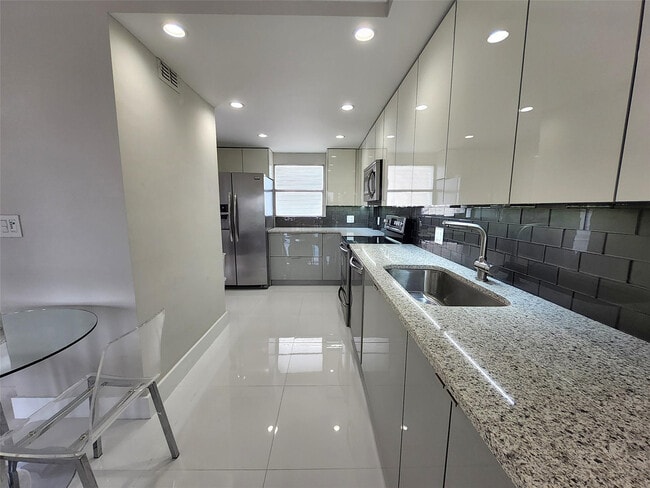 Building Photo - 112 Royal Pk Dr