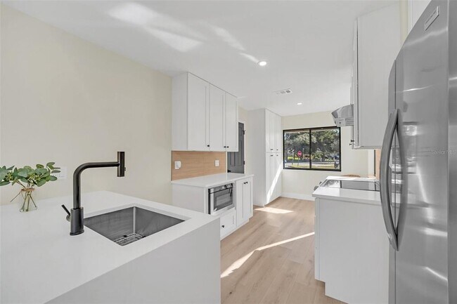 Building Photo - 8244 Limetree Ct