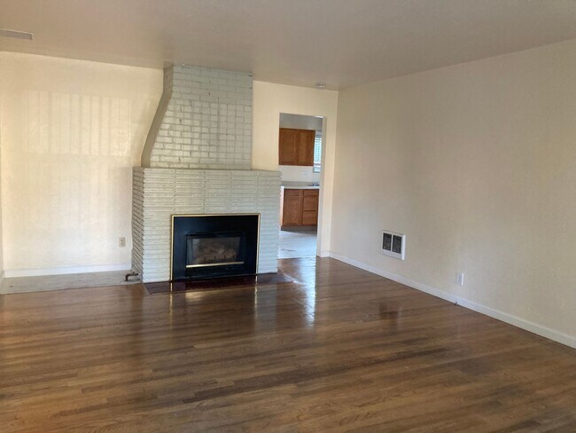 Building Photo - Comfortable 3 bedroom 1 bath