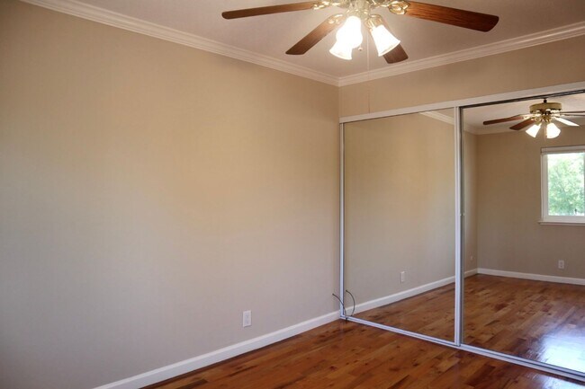 Building Photo - Gorgeous 4-bedroom home with pool – Lakesh...