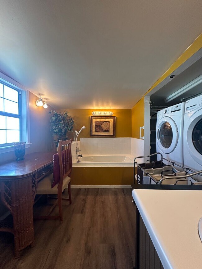 Building Photo - 4404 Echo Springs Dr