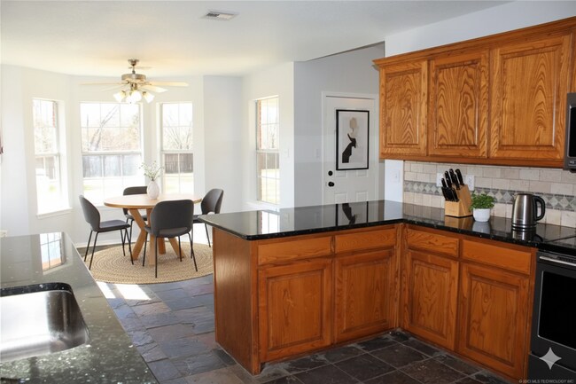 Building Photo - Outside Lovers Dream, 3/2 Large Fenced Yard