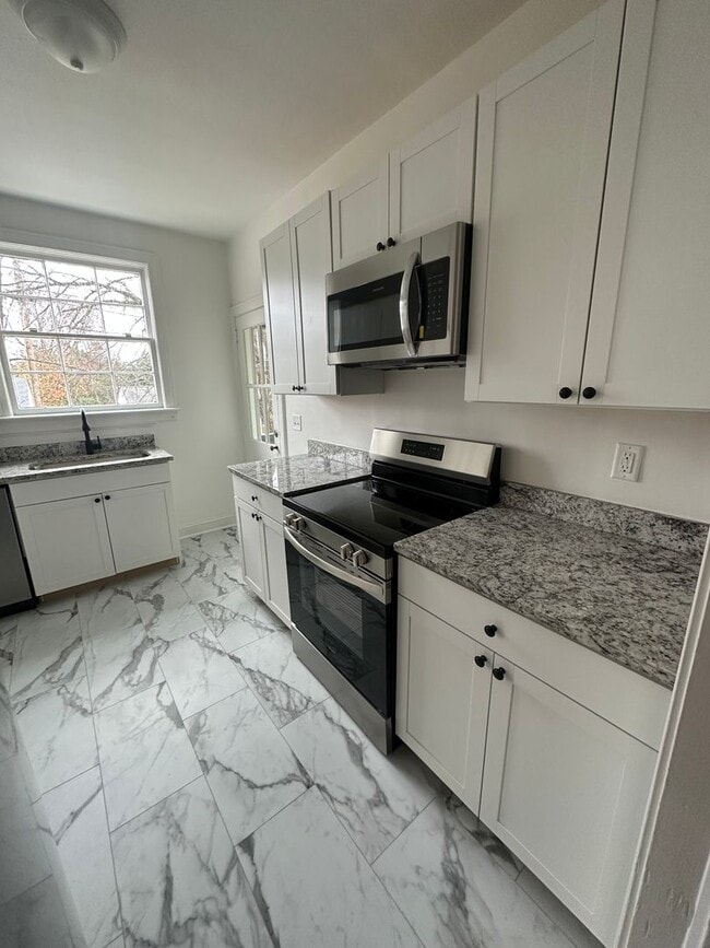 Building Photo - Fully Renovated 1-Bedroom Duplex in the Heart of Shandon – Minutes from USC & Fort Jackson! - 373...