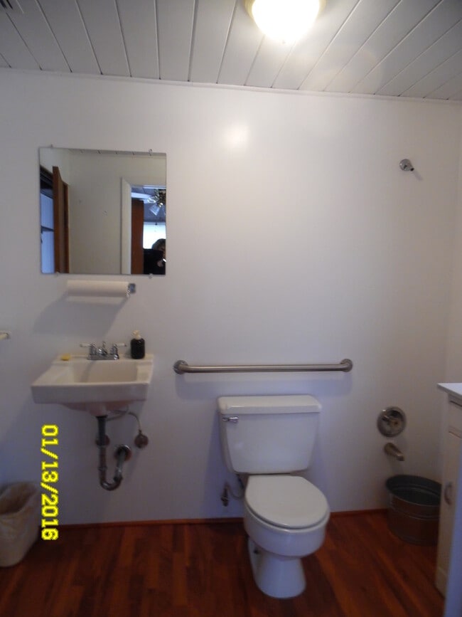 Building Photo - Lovely 2/1 home with beautiful natural woo...
