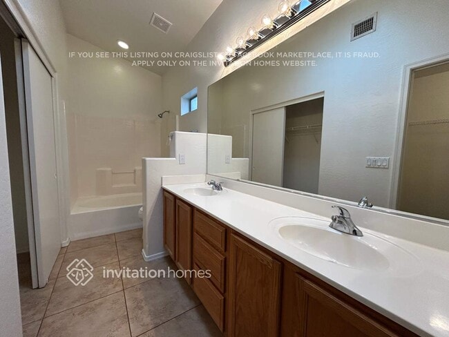 Building Photo - 1902 N 106th Ln