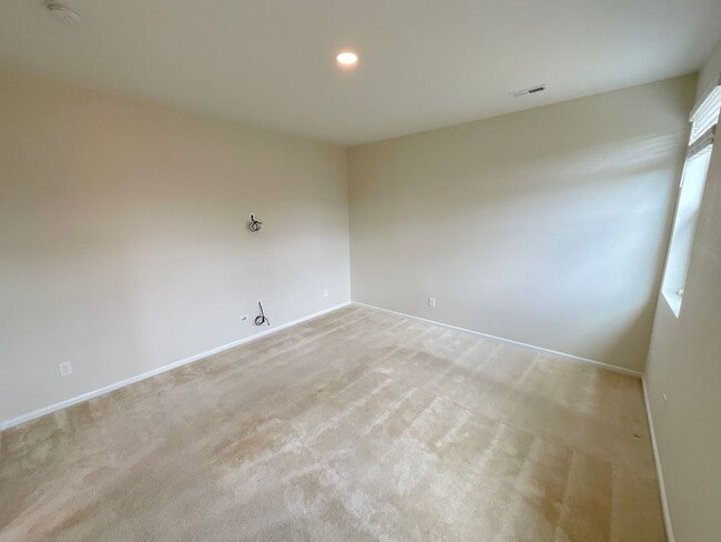 Building Photo - 3 Bedroom Home Available Near N Powers Blvd & Dublin Blvd!