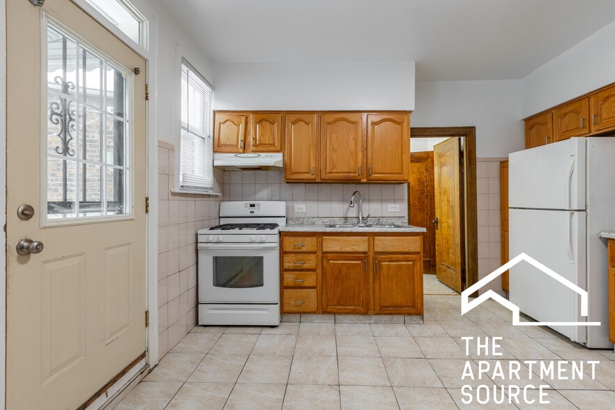 Building Photo - 4921 W Berteau Ave