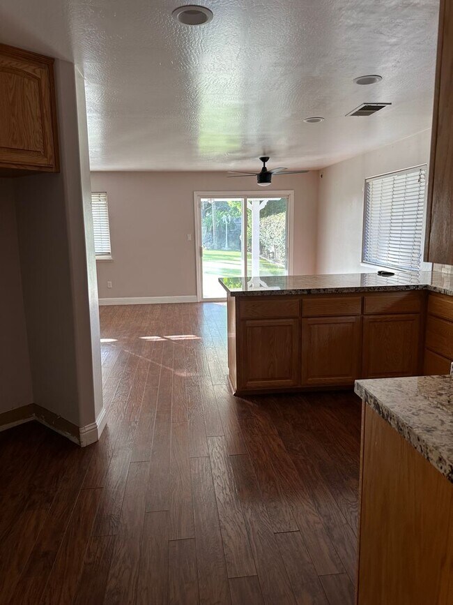 Building Photo - Two story home in Bakersfield