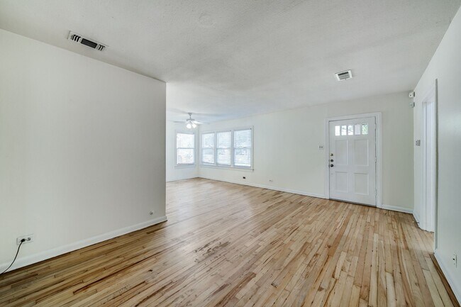 Building Photo - TERRELL HEIGHTS COTTAGE