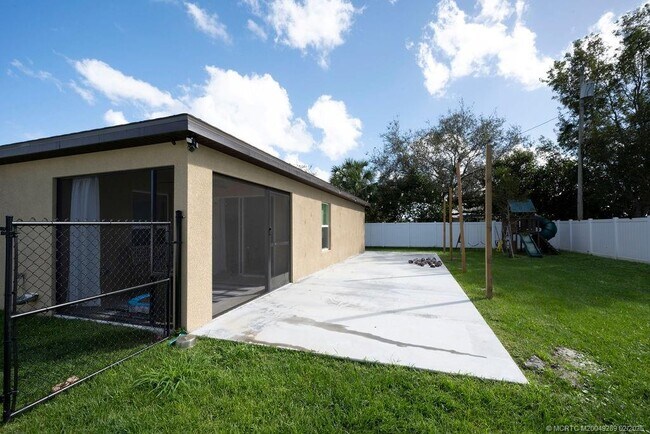 Building Photo - 414 SW Dahled Ave
