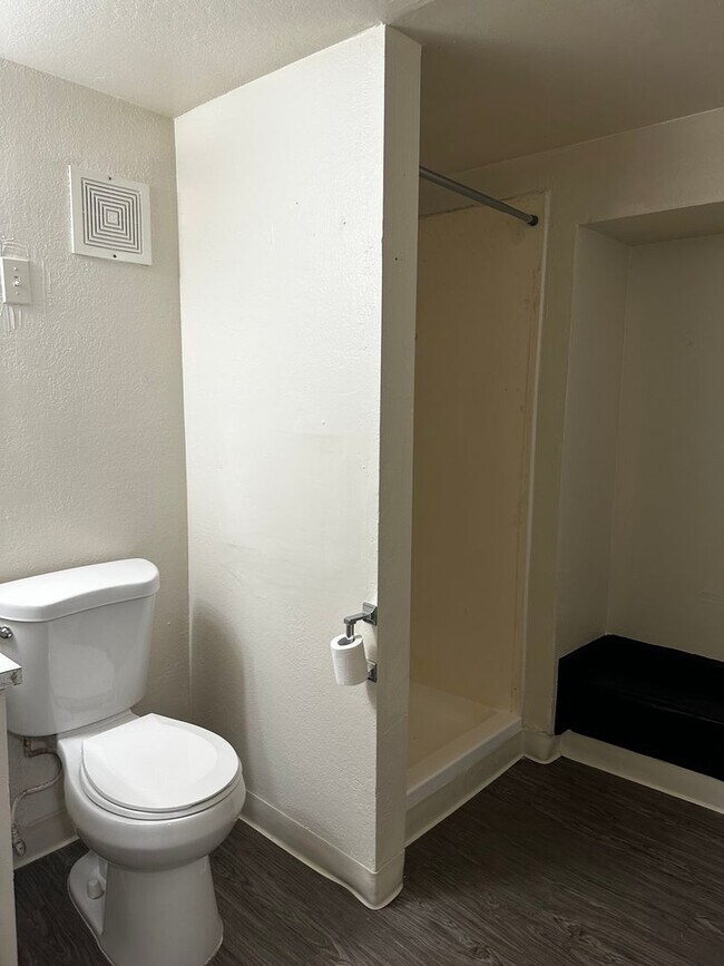 Building Photo - LARGE 1 BED 1 BATH UNIT WITH PRIVATE PATIO